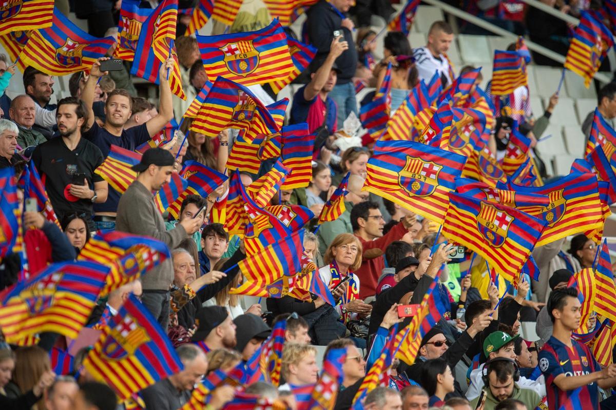 Aficionados azulgrana ondeando banderas en Montjuïc durante un partido de la presente temporada.