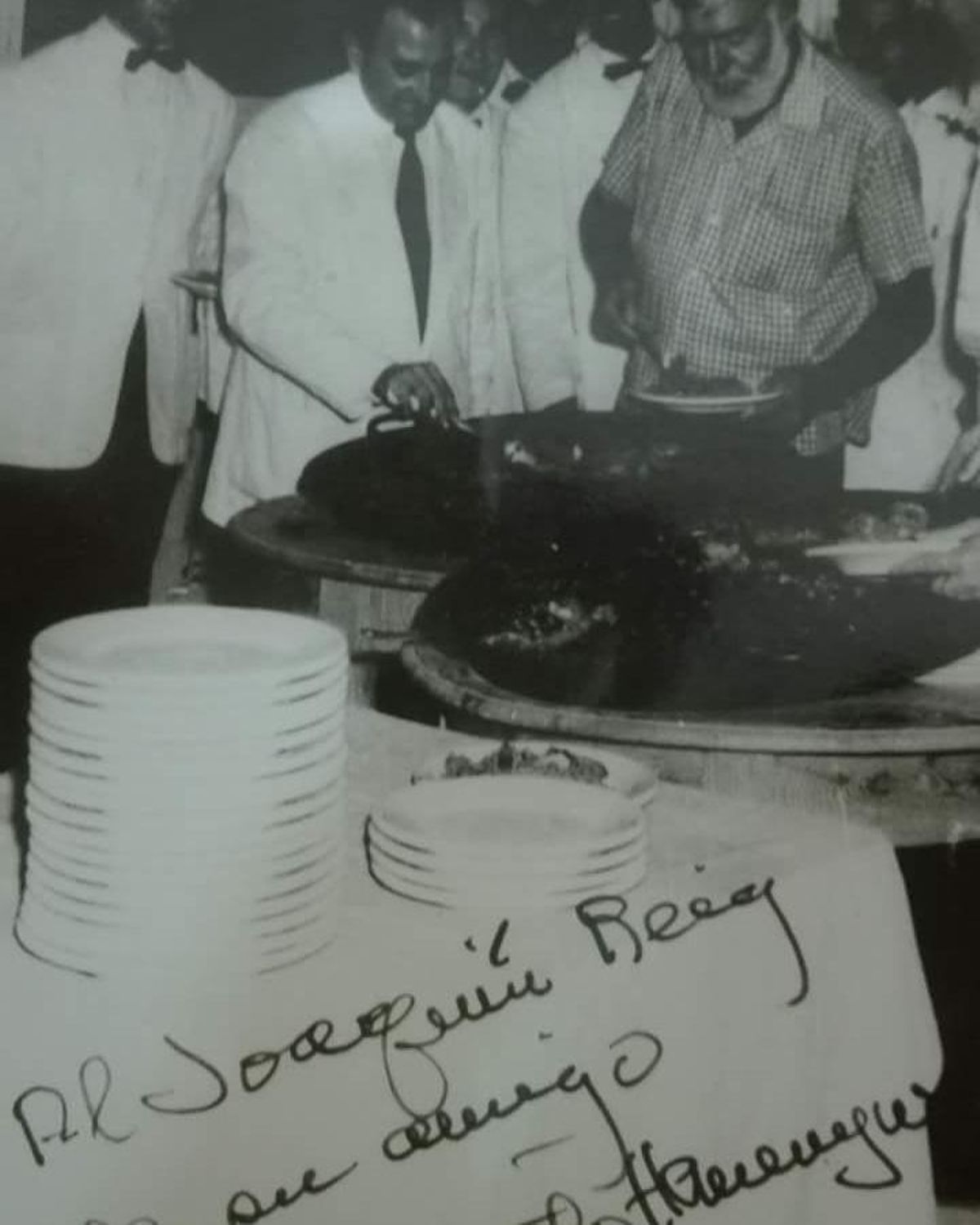 Imgen en el restaurante La Pepica de Hemingway sirviendo un plato de paella
