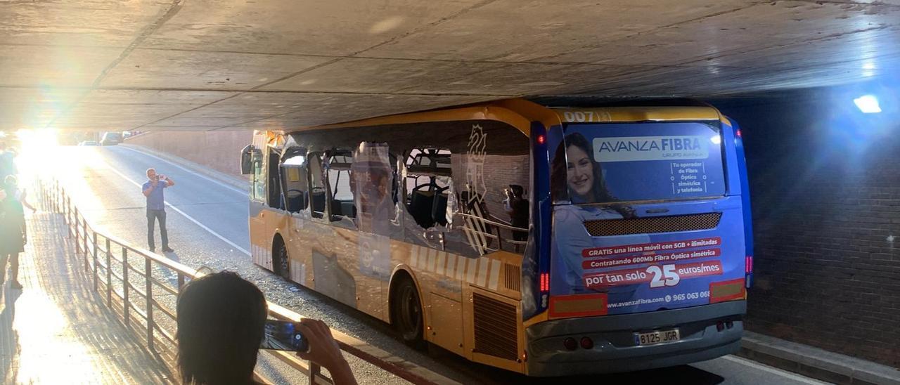 Un autobús se encastra en un puente de Silla
