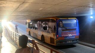 VIDEO | Un autobús se encastra en un puente de Silla