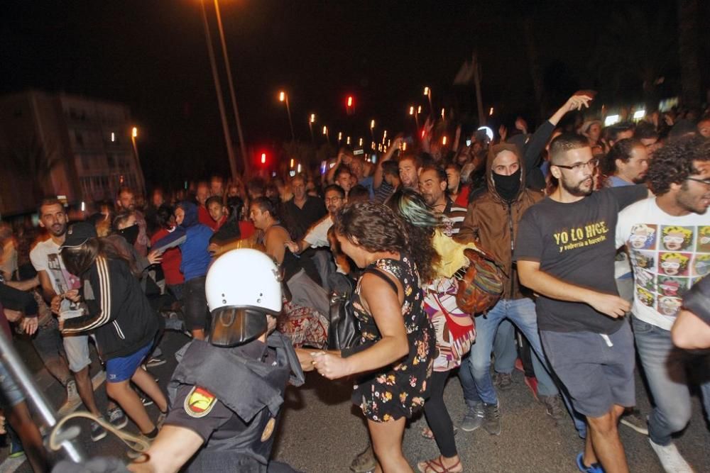 Los manifestantes protestan contra el AVE