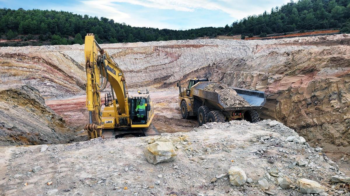 Un trabaja en la mina de arcilla que Vesco Clays Spain ha puesto en marcha en Berge.