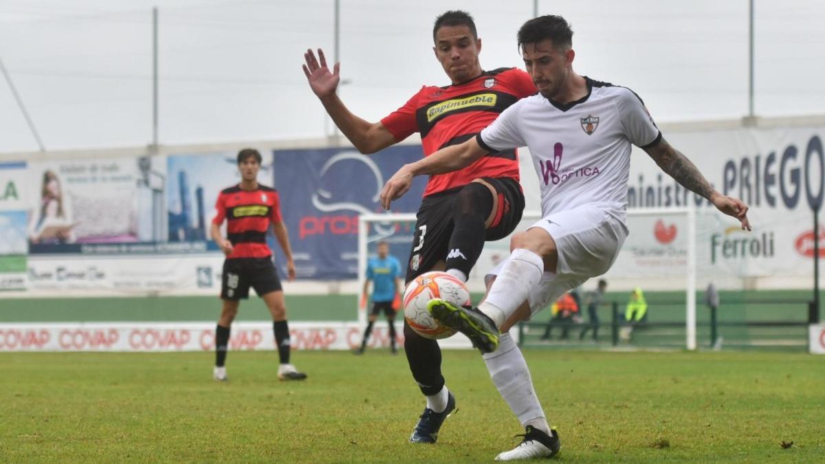 Un jugador del CD Pozoblanco conduce el balón.