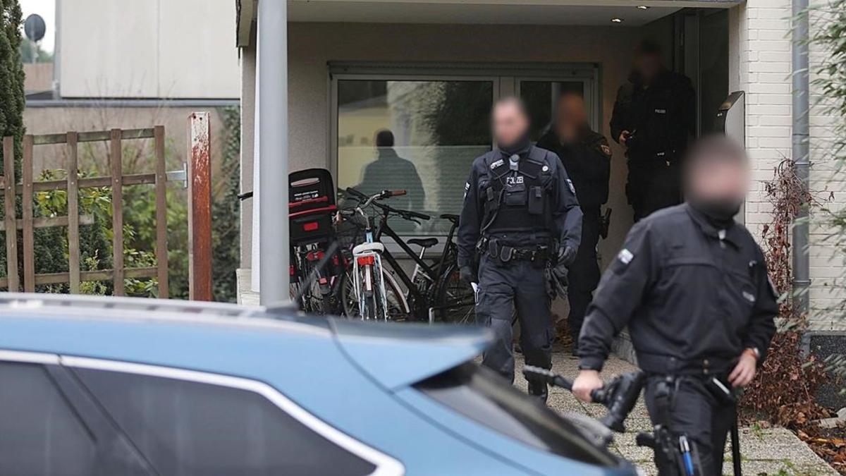 Agentes de la policía alemana inspeccionan una vivienda en la localidad de Pouheom perteneciente a un sospechoso de formar parte de la 'Ndrangheta.