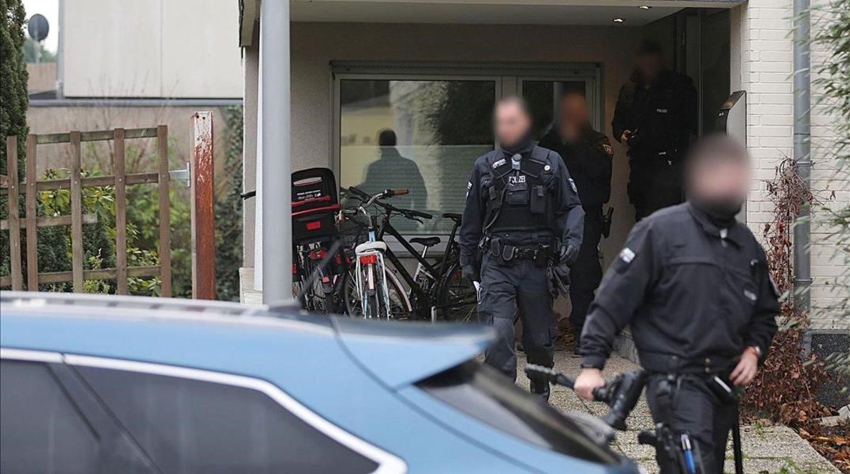 zentauroepp46144995 policemen walk on december 5  2018 in front of the residenti181205125340