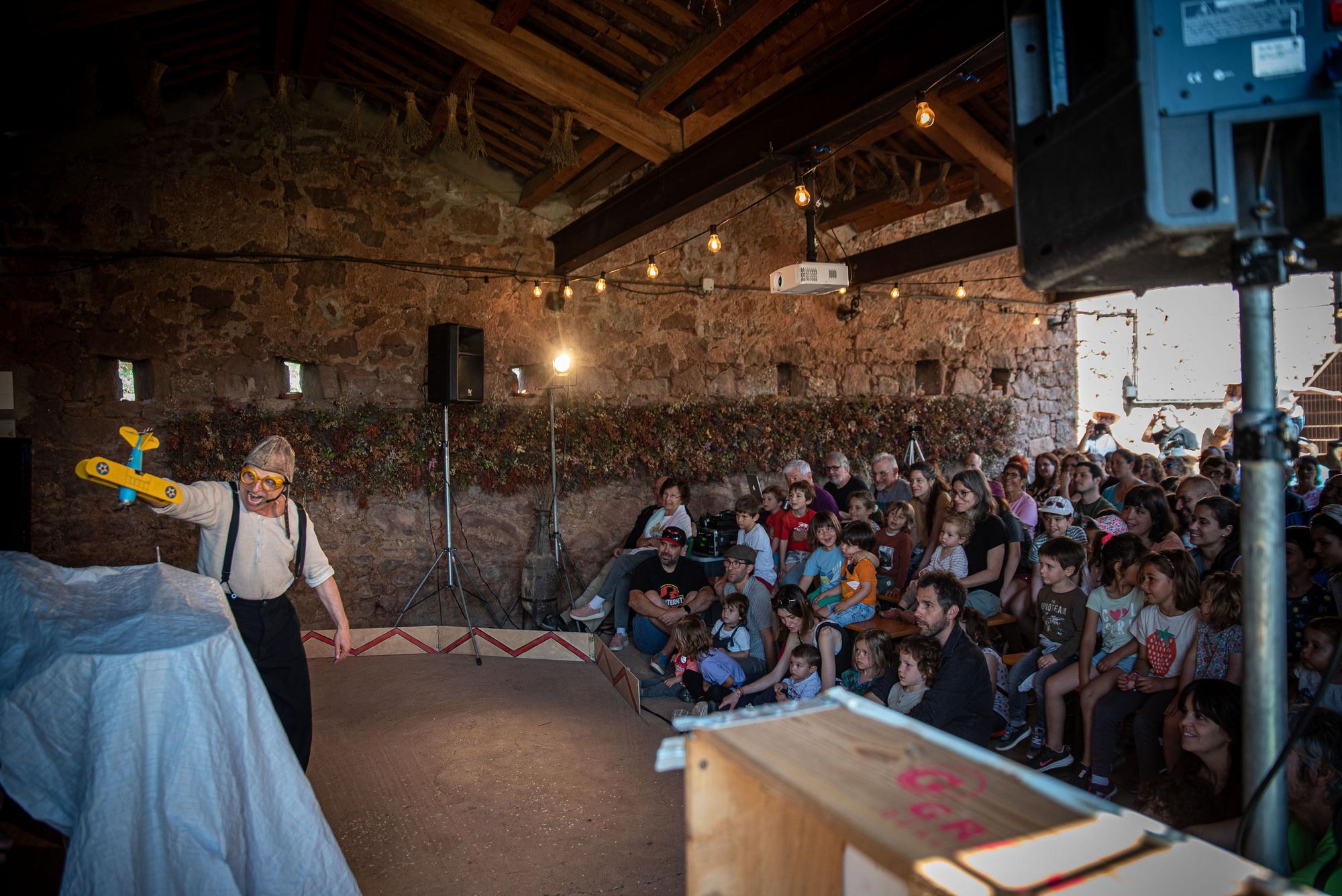 El retorn de Teatre Mòbil omple de rialles l'Era de Can Cuques