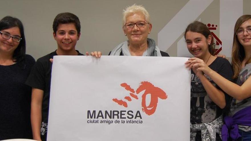 La regidora Mercè Rosich i els alumnes responsables mostrant el logotip
