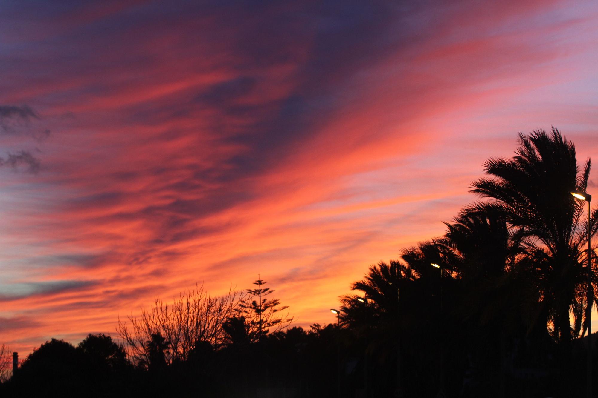 Puesta de sol de tonos rojizos desde Jesús (Santa Eulària).