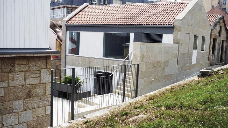 Edificio de 4 apartamentos y local comercial  |  Un proyecto de los arquitectos Antonio de Cominges Carvallo y Rogelio Pérez Conde en el Casco Vello Alto de Vigo, concretamente en la calle San Sebastián, entre los números 24 y 26.