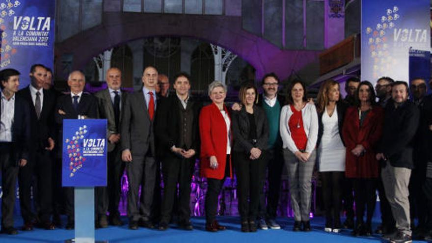 Autoridades, patrocinadores y organizadores de la Volta, en la presentación.