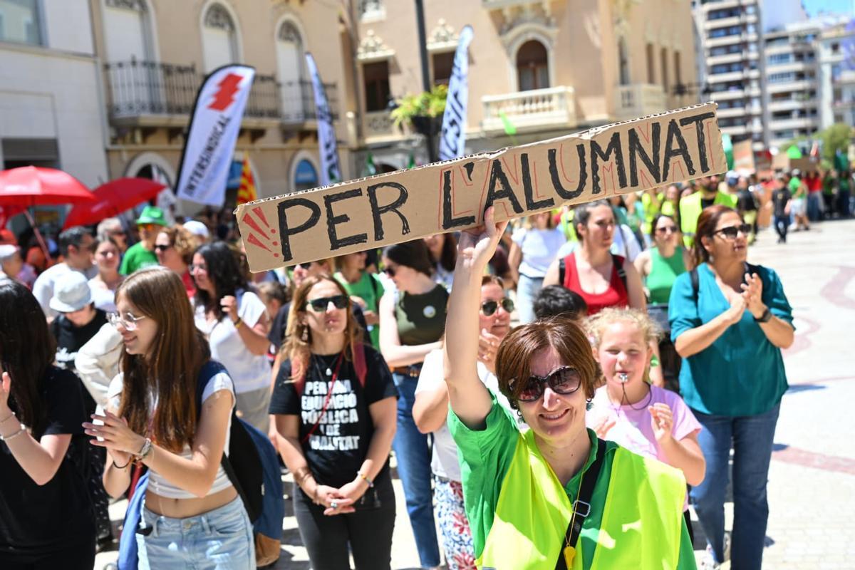 La manifestación de profesores por la huelga educativa llena las calles de Elche