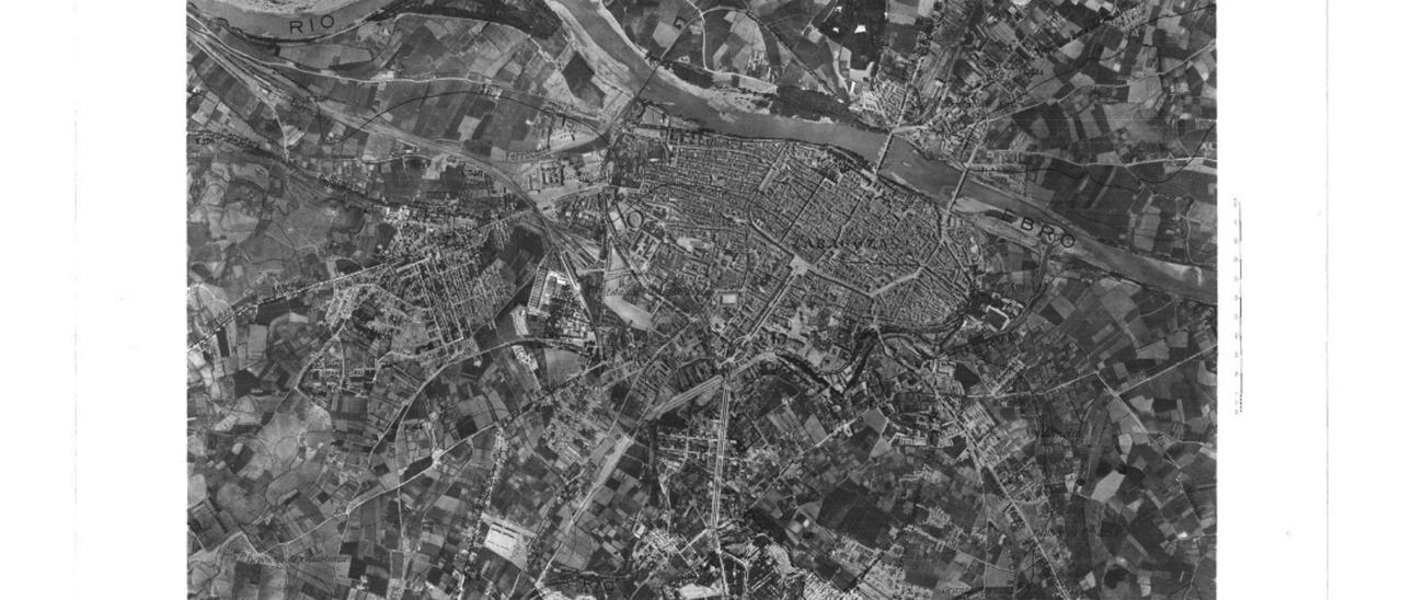 Vista aérea de Zaragoza en 1927, con solo dos puentes sobre el Ebro, tres si se cuenta el del ferrocarril en La Almozara.