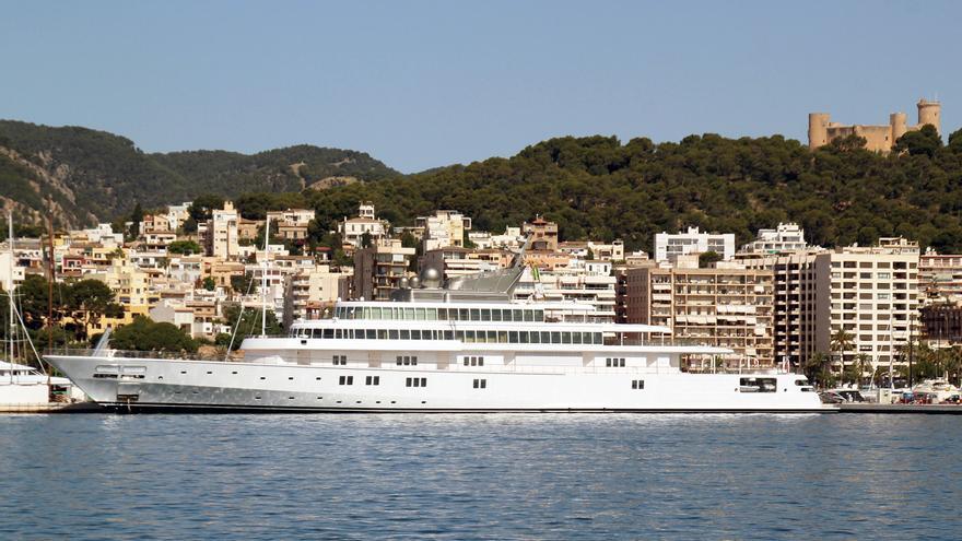 El megayate Rising Sun, de David Geffen, vuelve a navegar por Mallorca