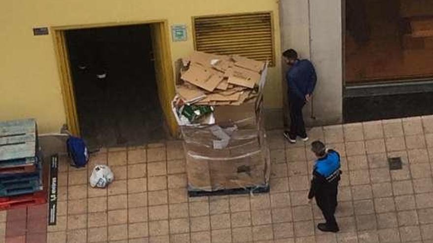 Un momento de la intervención en el exterior del supermercado.