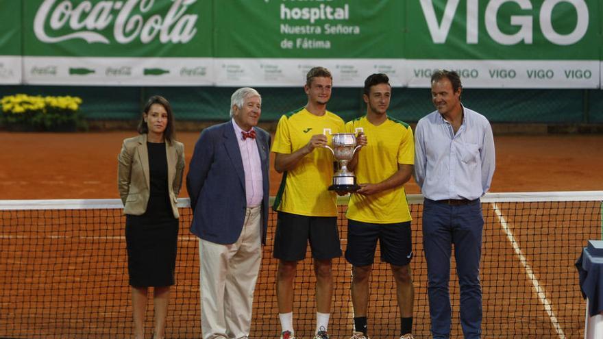 Entrega del trofeo a los ganadores.