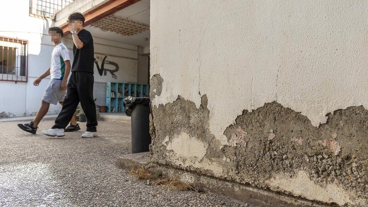 Un instituto que 'hace aguas'