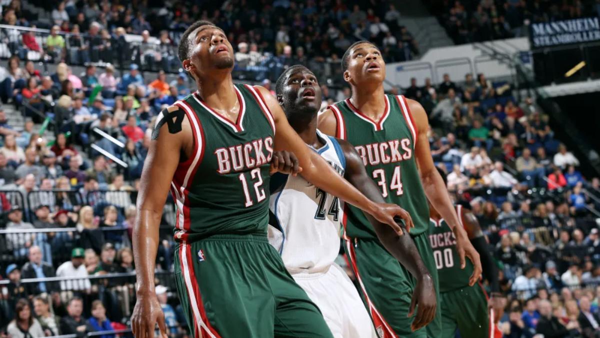 Jabari Parker y Antetokounmpo, juntos en Miluaukee Bucks durante un partido