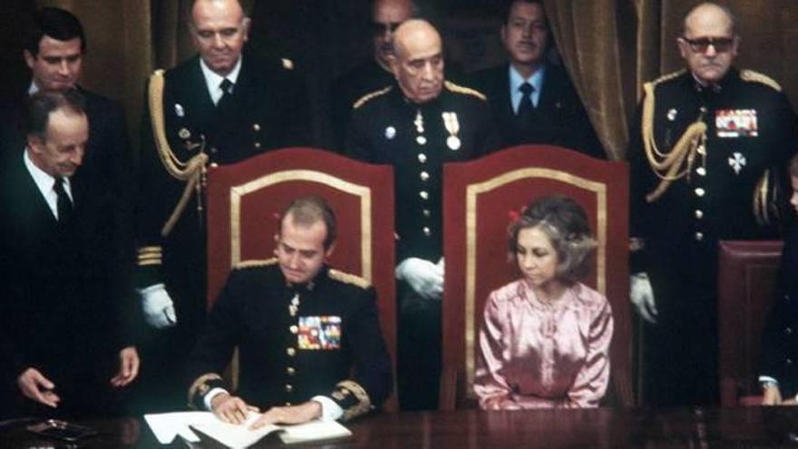 El rei Joan Carles I sanciona la Carta Magna el 27 de desembre de 1978.