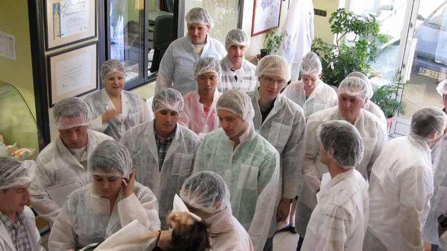 Un grupo de estudiantes visita la fábrica de quesos Hijos de Salvador Rodríguez. Foto L. O. Z.