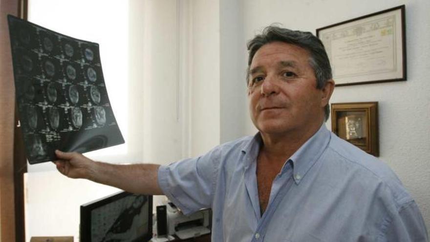 El doctor Casielles, en su consulta, muestra una radiografía.