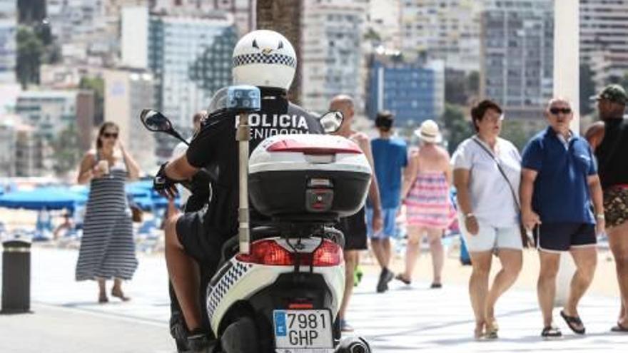 Un agente de playas de la Policía Local recorre en moto el paseo de Levante, hace escasos días.