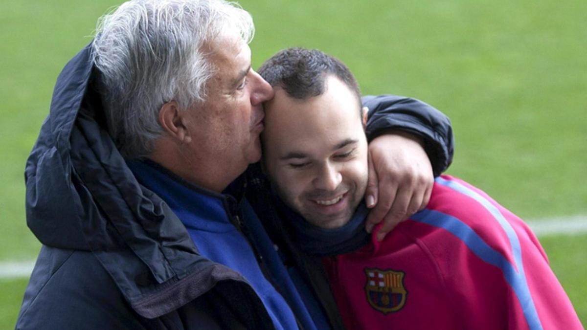Albert Benaiges, junto a Andrés Iniesta, durante un entrenamiento del FC Barcelona