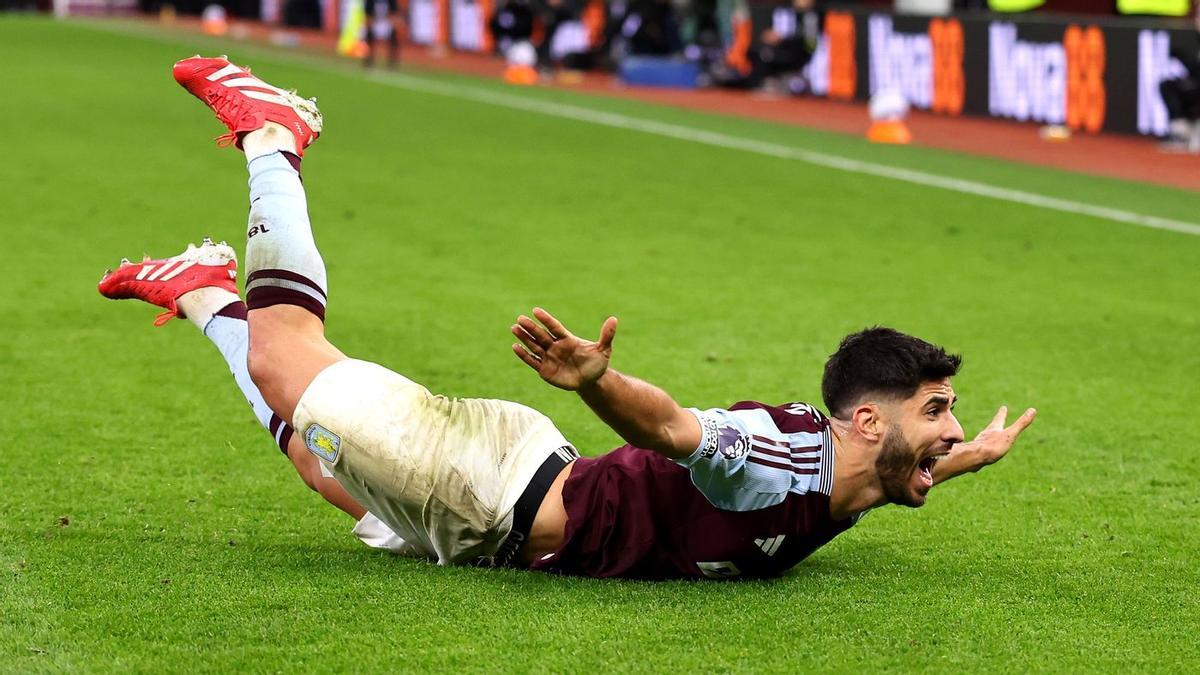 Marco Asensio celebrando un gol con el Aston Villa