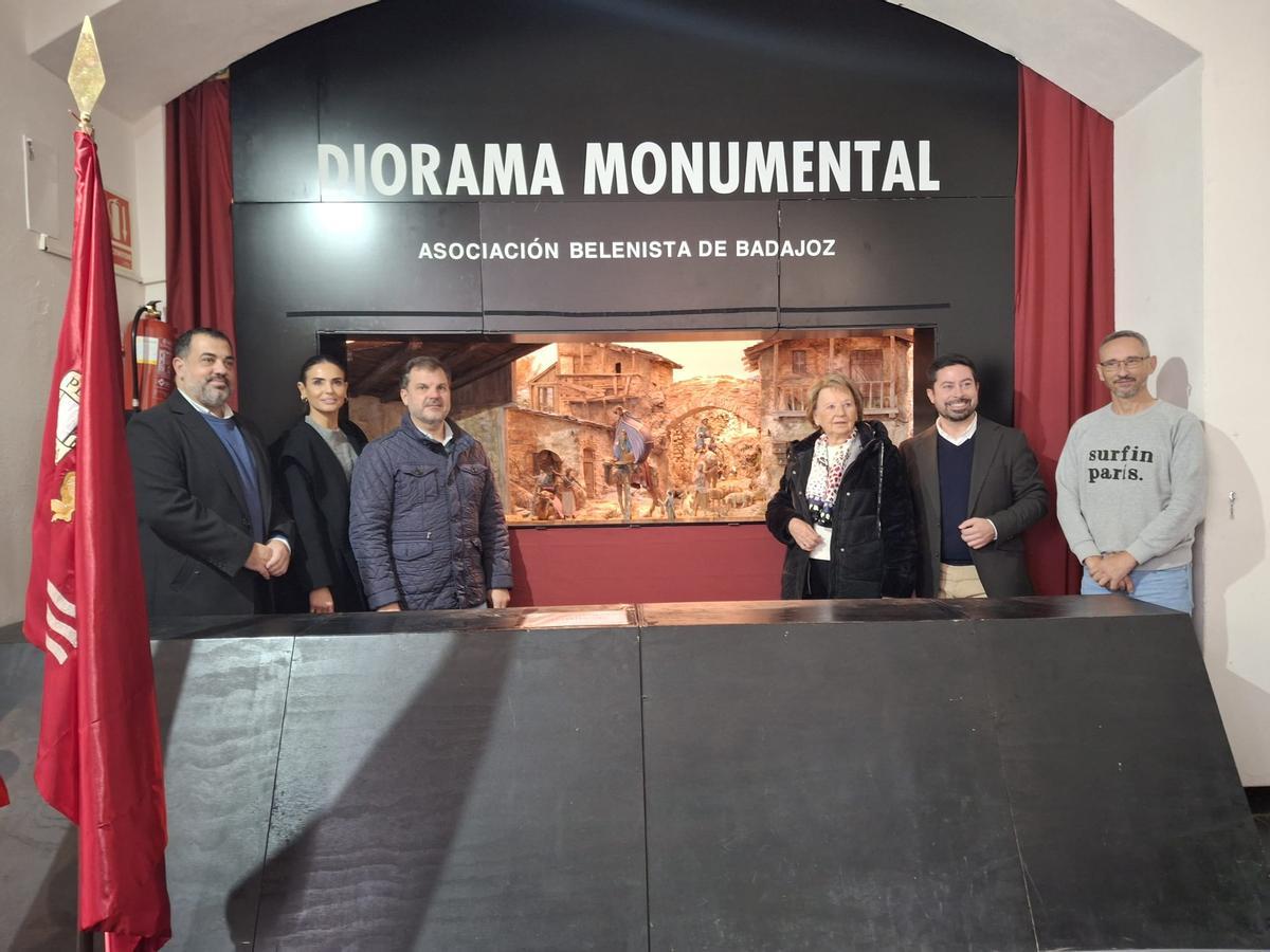 Miembros de la corporación municipal y la Asociación de Belenistas de Badajoz, hoy en la inauguración del Belén.