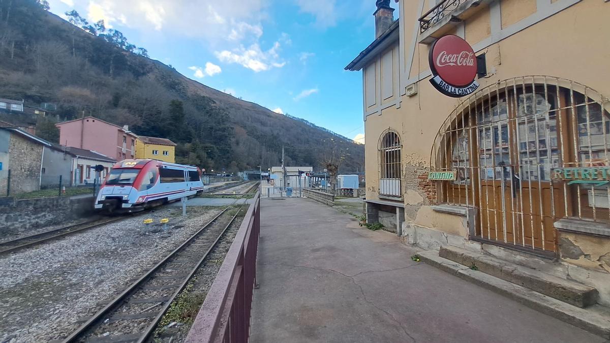 Un tren circulando frente a La Cantina, el último bar de Ablaña, recientemente cerrado.