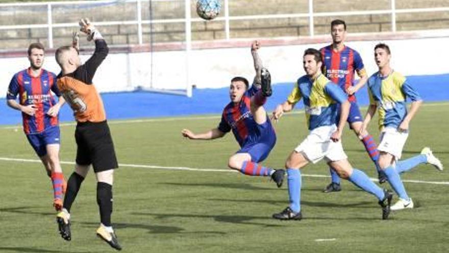 Moment en què el defensa del Sabadell Nord comet penal a Mitjans