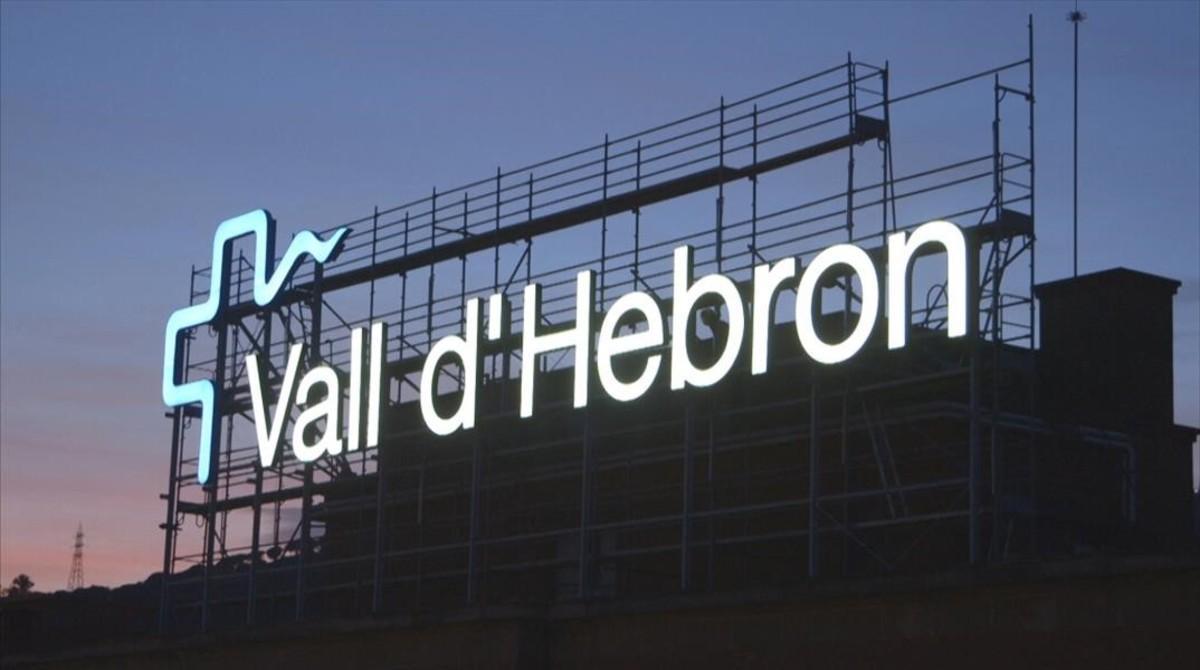 Cartel en la fachada del Hospital Vall d’Hebron de Barcelona.