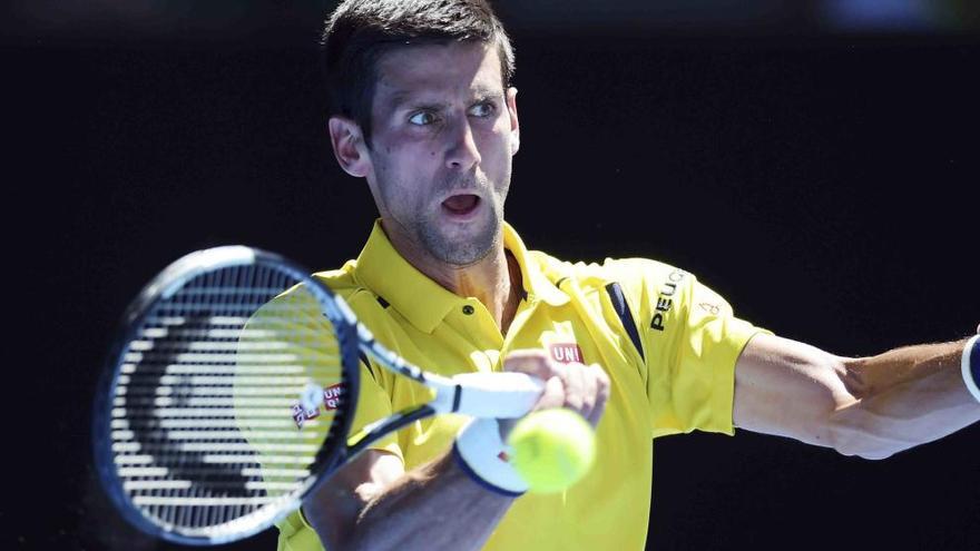 Djokovic golpea de derecha en su debut en el Abierto de Australia 2016