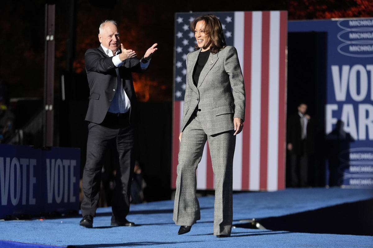 Tim Walz, aspirante demócrata a la vicepresidencia, con Kamala Harris.