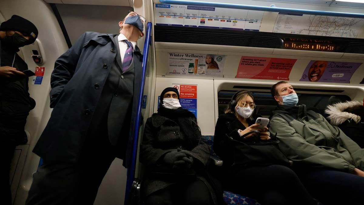 Pasajeros del metro de Londres, con mascarilla, para protegerse del covid