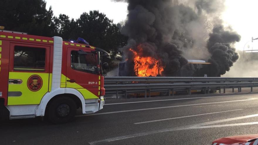 Arde un autobús en la V-30