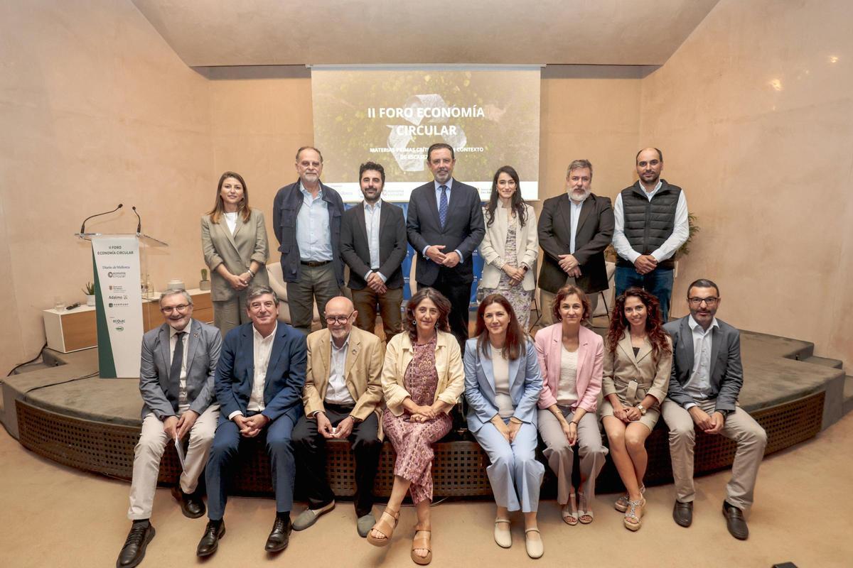 Leticia Pou, Mariano Mtnez., Alejandro Dorado, Alejandro Sáenz, María Vera, Antonio Alonso, Rafael Ramis. Manuel Guerrero, Luis Moreno, Ángel Fdez., Marisa Goñi, Aina Canaleta, Neus Andreu, Celia Fdez., Josep Cifre.