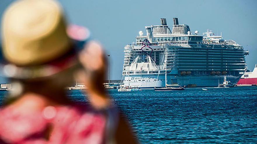 Erst der Hafenausbau ermöglicht es, dass Schiffe wie die „Harmony of the Seas&quot; in Palma anlegen.