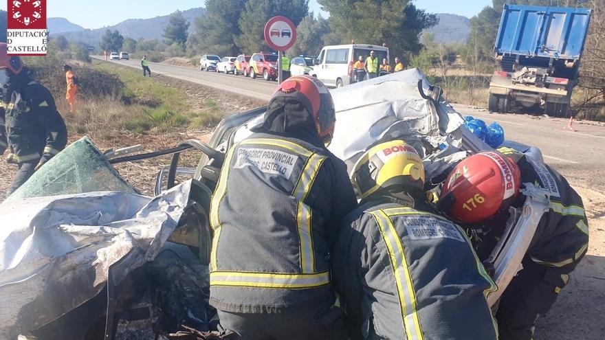 Fallece una joven de 21 años tras colisionar su coche y un camión en Vilafamés