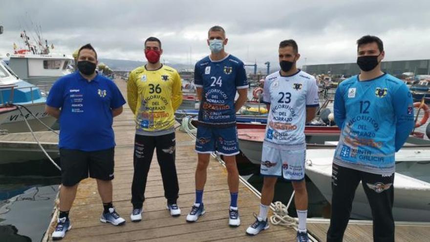 El Cangas presenta su equipación más marinera