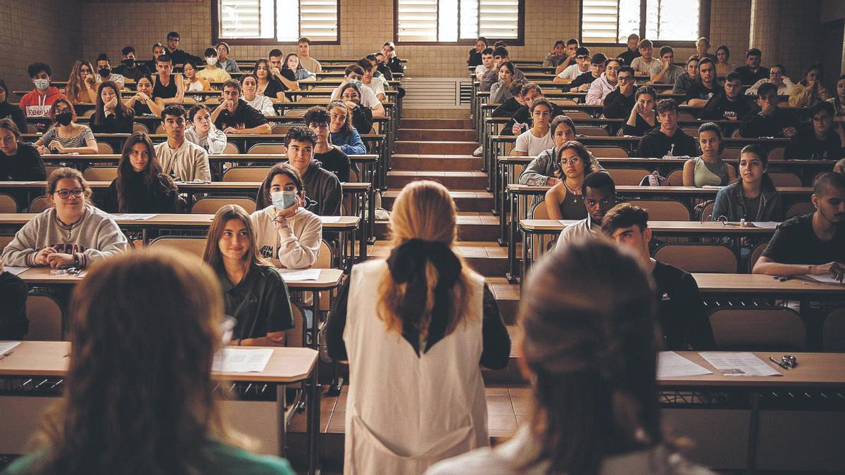 Estudiantes en la prueba de acceso a la universidad.