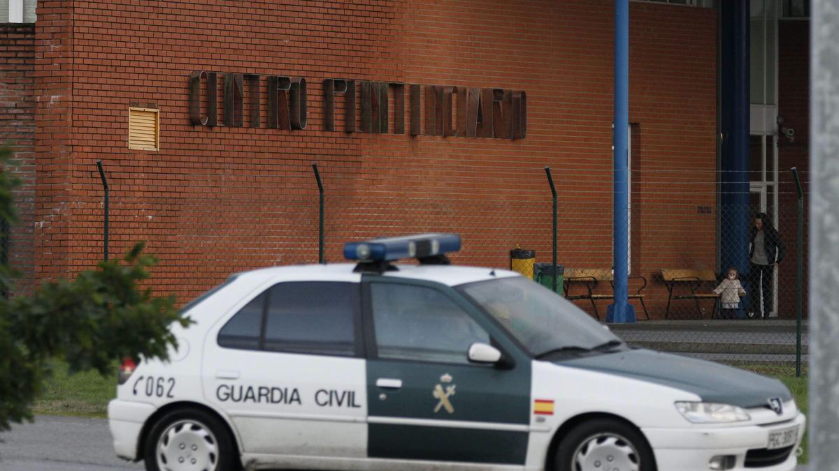 Un coche de la Guardia Civil delante del centro penitenciario de Teixeiro