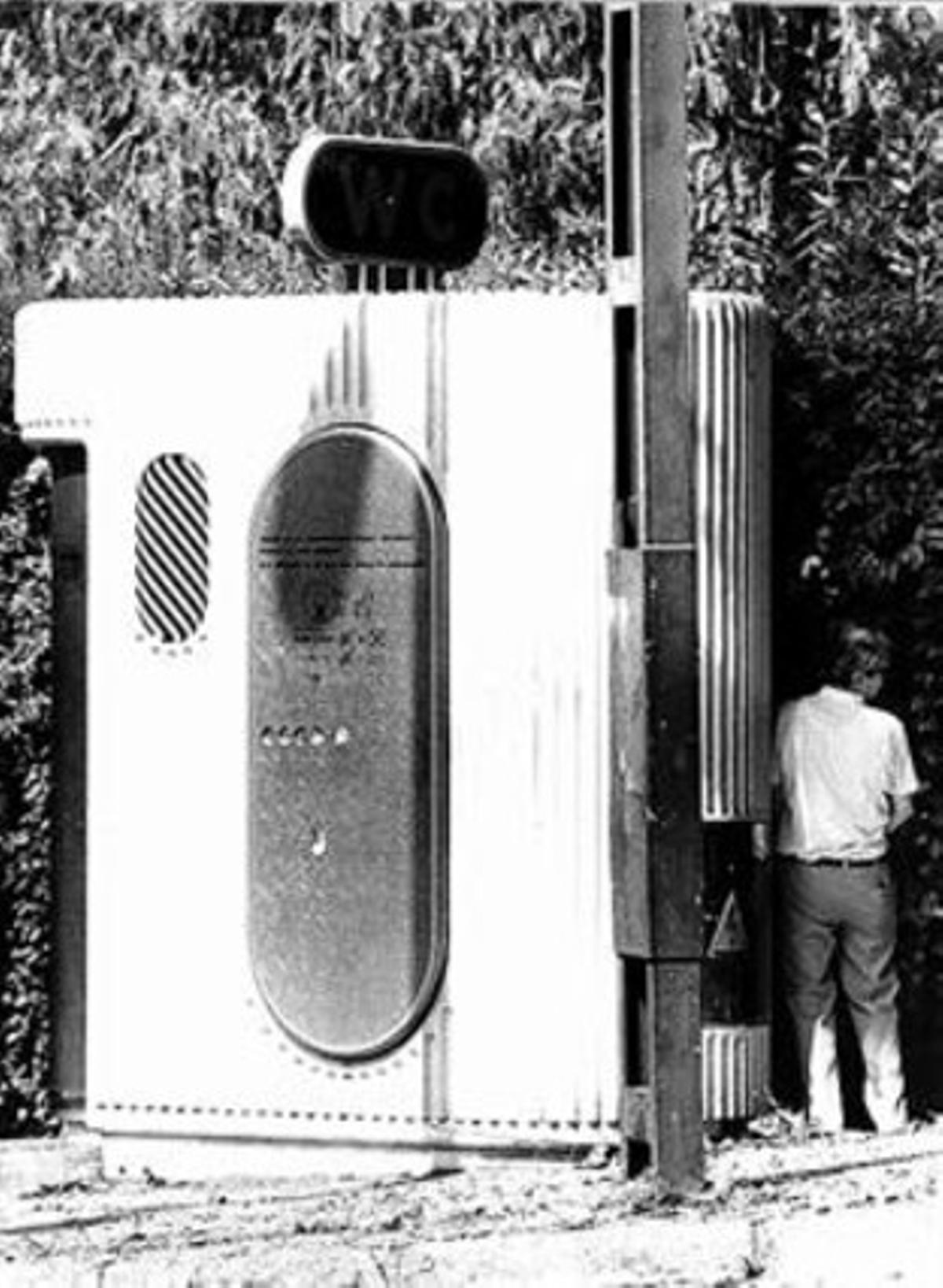 PREOLÍMPICS Un home orina alcostat d’una cabina de lavabo, el 1989. PREOLÍMPICS Un home orina alcostat d’una cabina de lavabo, el 1989.