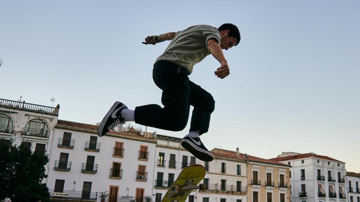 Un joven practica ‘skate’ en la plaza Mayor de Cáceres.