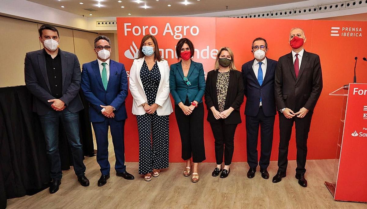 El presentador del Foro, Moisés Álvarez; el gerente de