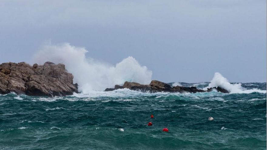 El sábado las fuertes rachas de viento y el oleaje dificultaban la navegación.