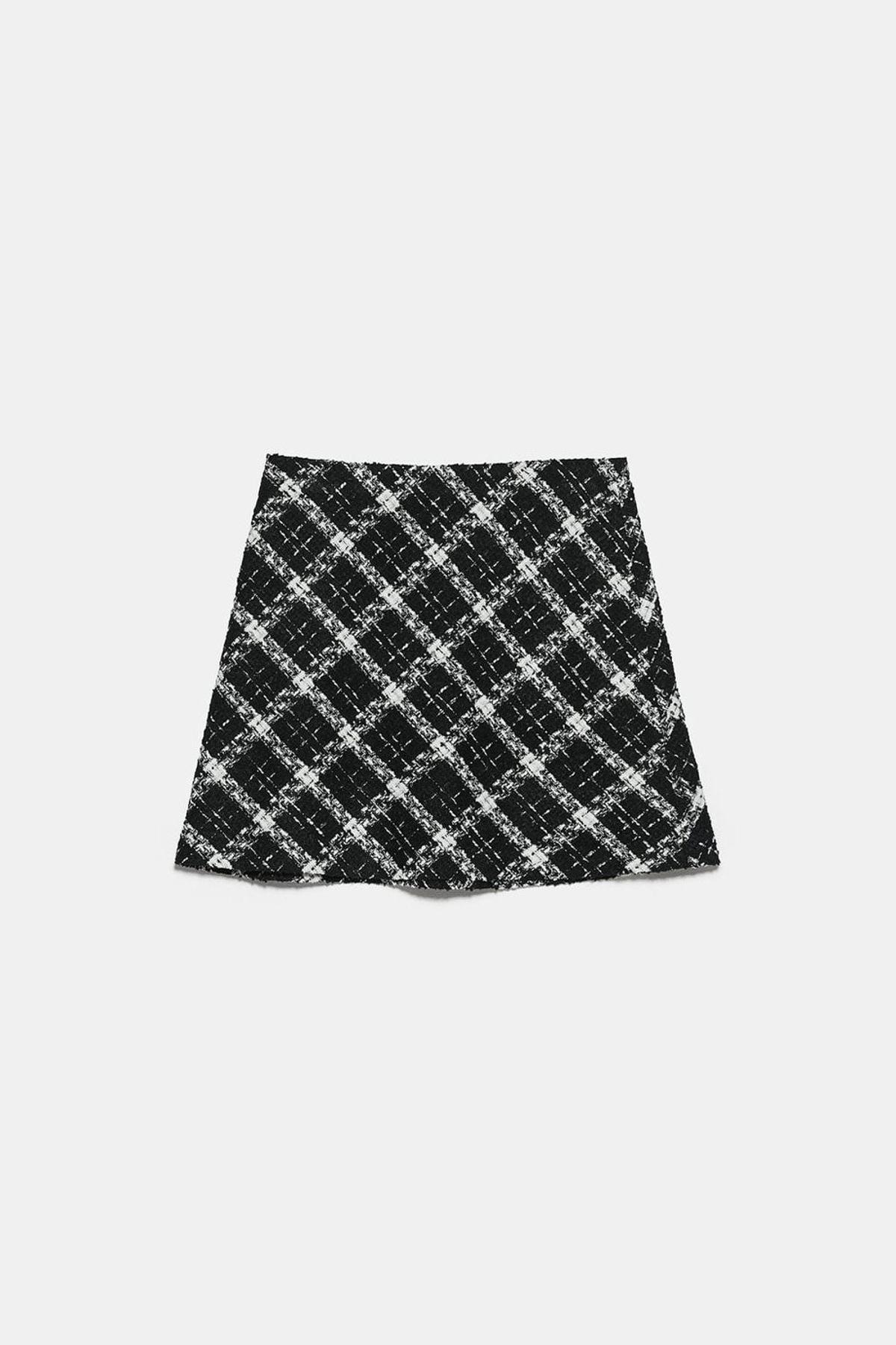 Puedes comprar la falda de Zara aquí.