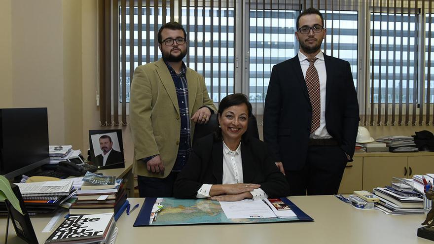 Antonia Griñán, gerente de Tessai, con dos de sus hijos en su despacho.