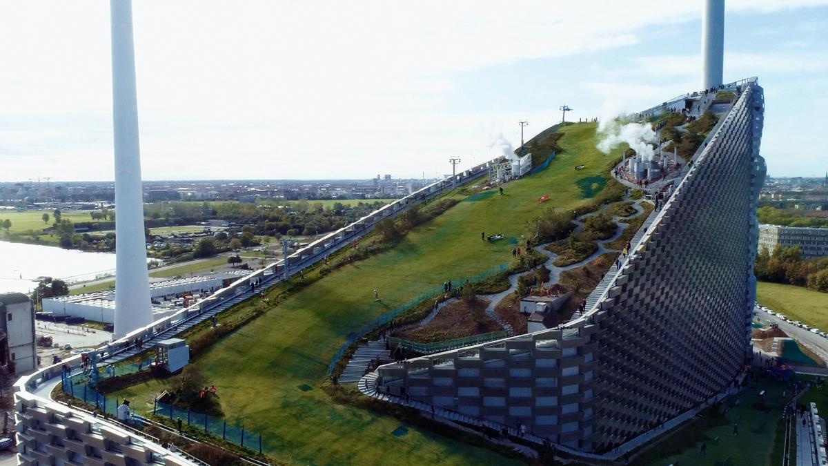 CopenHill, mitad central de residuos, mitad pista de esquí, otra locura hecha realidad del danés Bjarke Ingels.