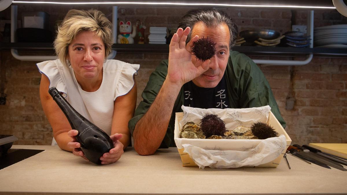 Eva Melè y Adelf Morales, tras la barra de Topik.