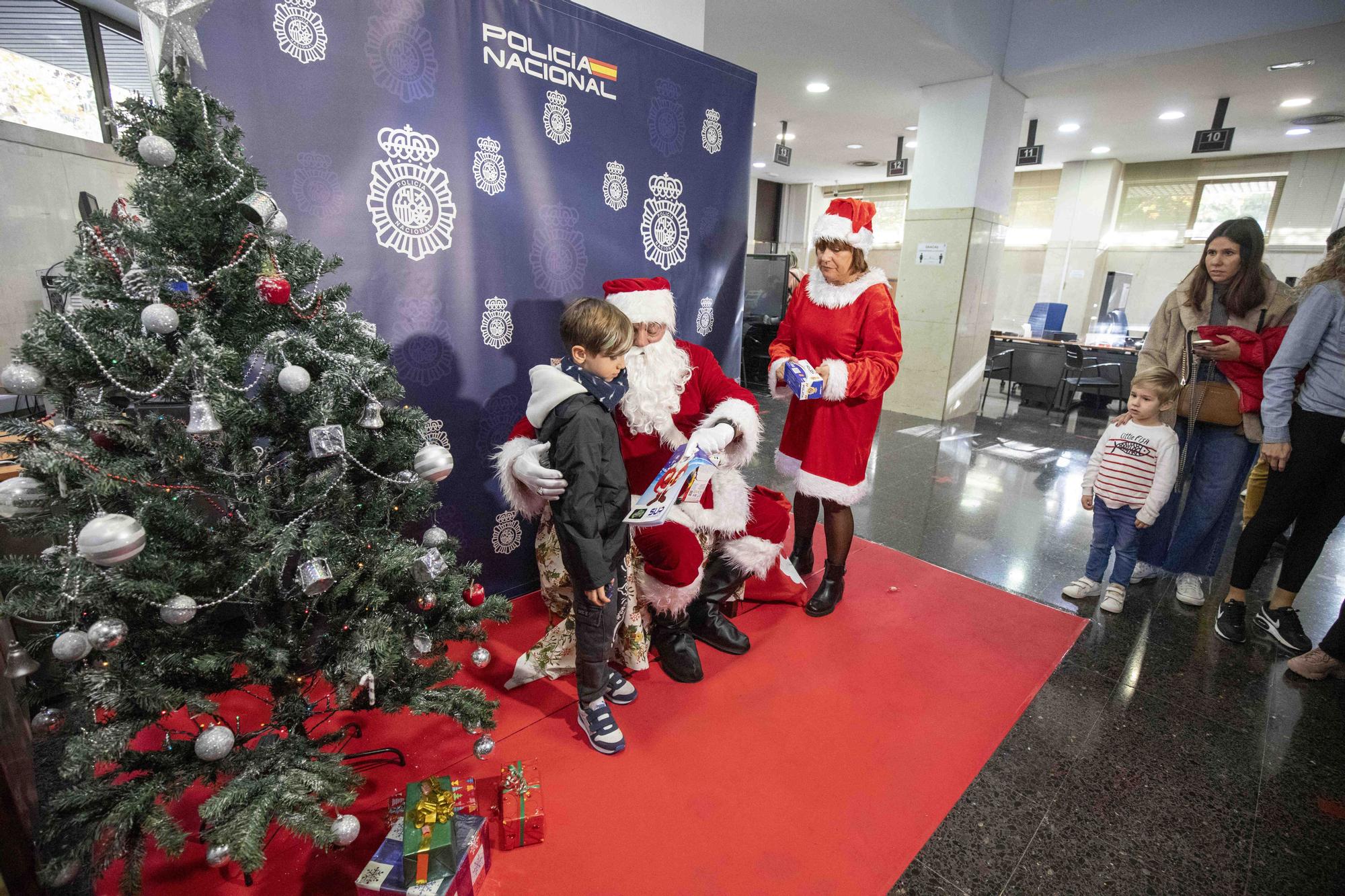 Papá Noel visita la Jefatura de Policía en Palma